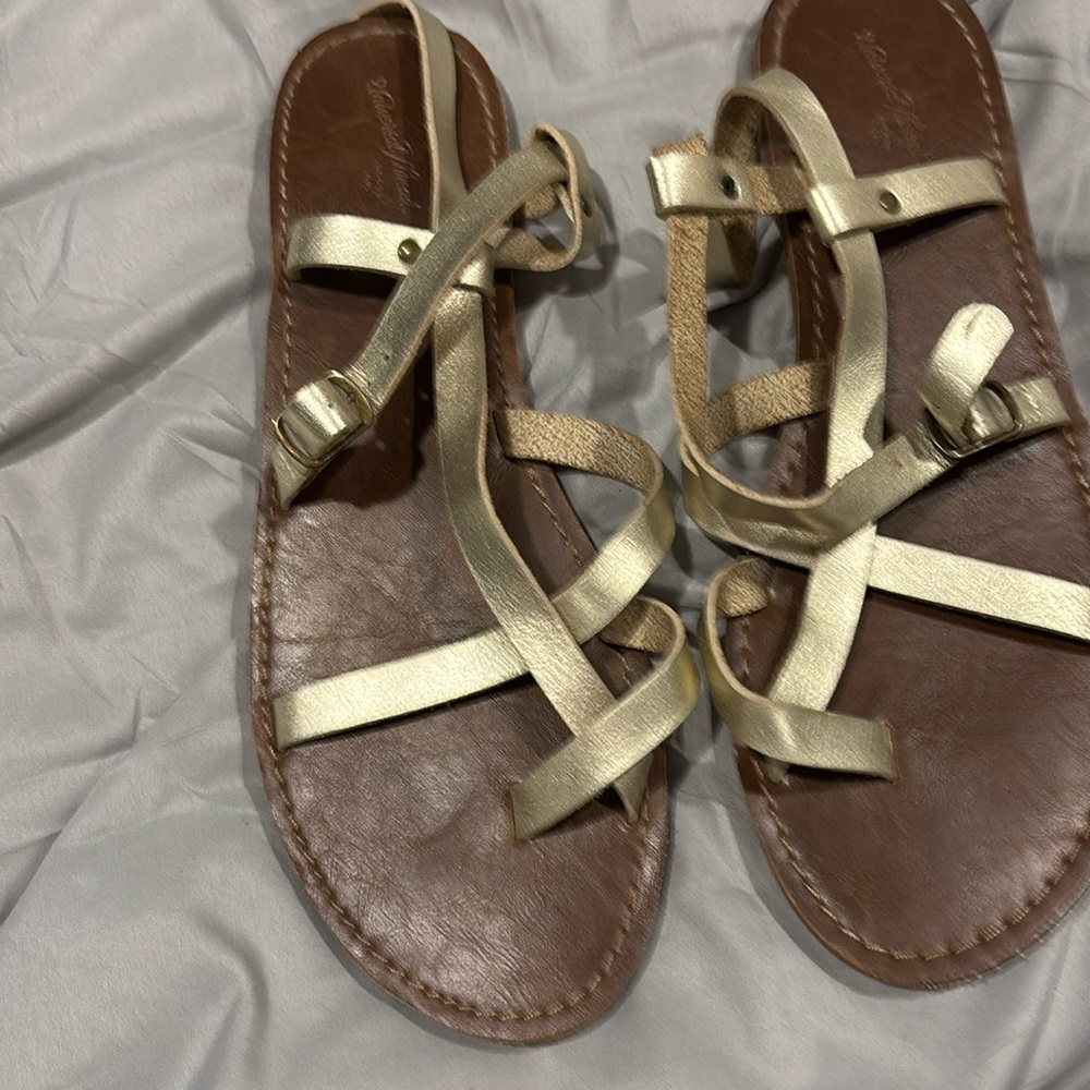 Universal thread gold size 10 sandal no heel
